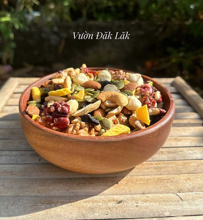 Granola có bảng thành phần là hỗn hợp của nhiều thực phẩm lành lạnh với hàm lượng chất dinh dưỡng cao